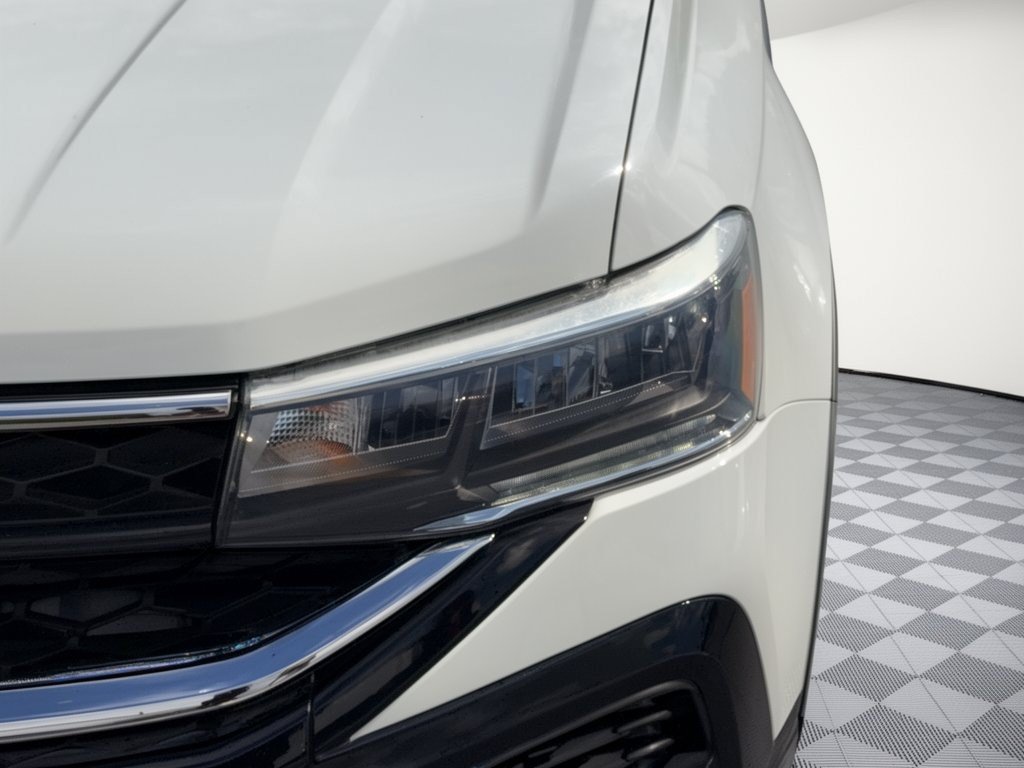 Used 2022 Volkswagen Taos SE w/ Panoramic Sunroof Package FWD image 12