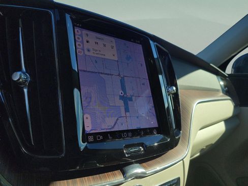 Used 2022 Volvo XC60 B5 Momentum w/ Protection Package Premier image 21