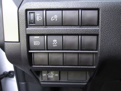 Certified 2025 Toyota Tacoma SR5 AWD/4WD image 34