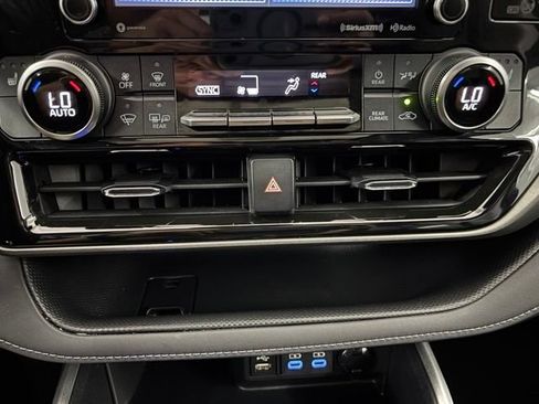 Used 2022 Toyota Highlander XLE FWD image 23