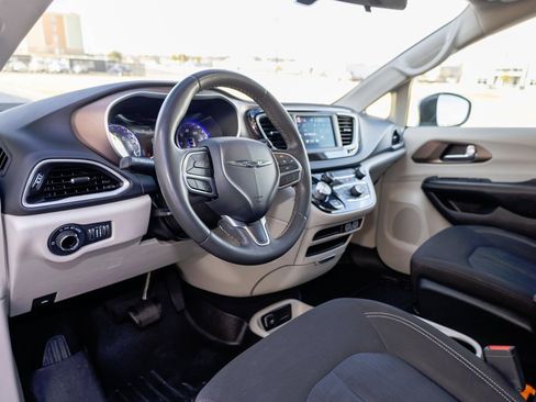 Used 2022 Chrysler Voyager LX image 9