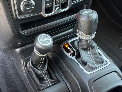Used 2019 Jeep Wrangler Unlimited Sahara AWD/4WD image 30