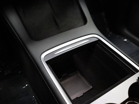 Used 2022 Tesla Model Y Long Range image 45