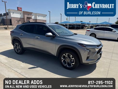 Used 2025 Chevrolet Trax LT w/ Driver Confidence Package FWD image 2