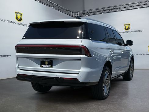 Used 2025 Lincoln Navigator Reserve AWD/4WD image 5