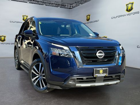 Used 2023 Nissan Pathfinder Platinum w/ Cargo Package image 3