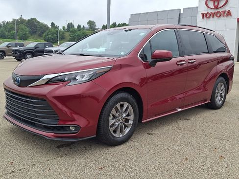 Certified 2025 Toyota Sienna XLE FWD image 3