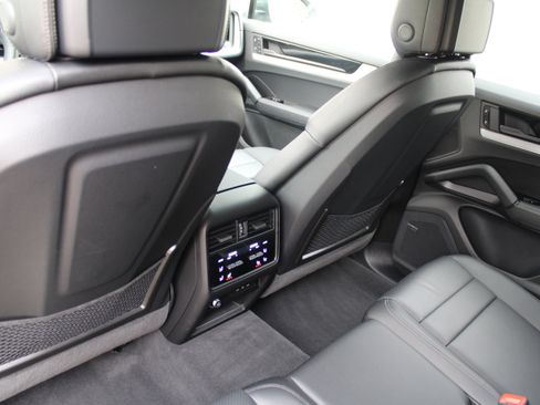 Certified 2025 Porsche Cayenne AWD/4WD image 31