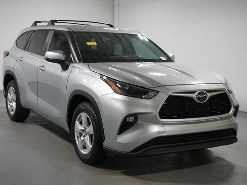 Used 2023 Toyota Highlander LE image 3