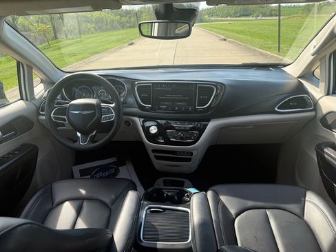 Used 2024 Chrysler Pacifica Touring-L FWD image 18