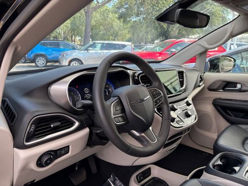 Used 2024 Chrysler Pacifica Touring-L FWD image 37