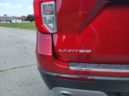 Used 2023 Ford Explorer Limited w/ Equipment Group 301A AWD/4WD image 39