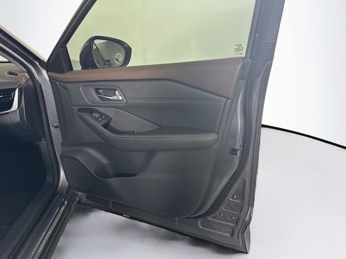 Used 2023 Nissan Rogue SL image 32