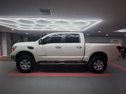 Used 2017 Nissan Titan SV RWD image 4