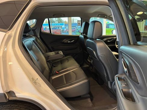 Used 2024 GMC Terrain SLT image 28
