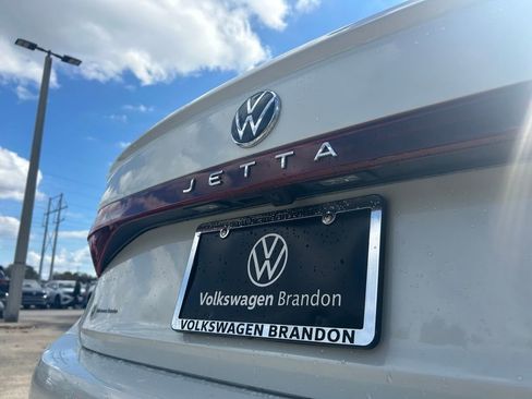 Used 2025 Volkswagen Jetta SE w/ Sunroof Package image 45
