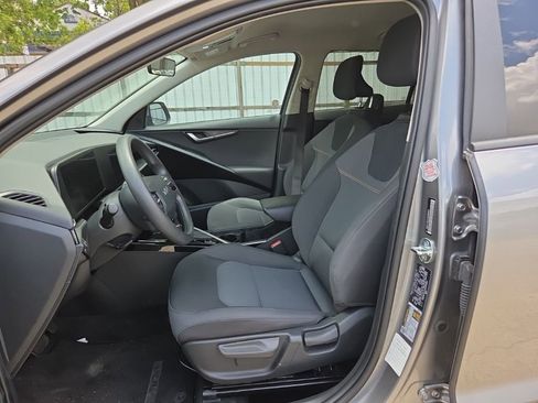 Used 2025 Kia Niro LX FWD image 3