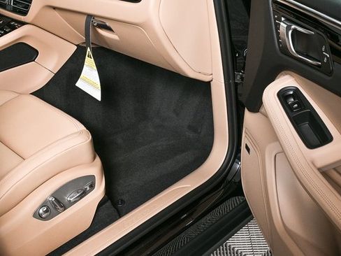 Certified 2025 Porsche Macan image 26