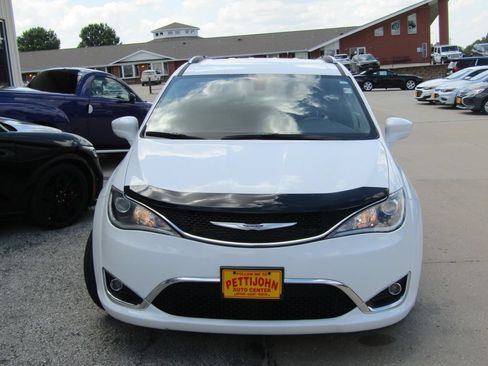 Used 2020 Chrysler Pacifica Touring-L FWD image 13