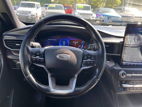 Used 2020 Ford Explorer Platinum w/ Premium Technology Package AWD/4WD image 34