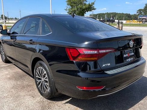 Used 2019 Volkswagen Jetta SE w/ Cold Weather Package FWD image 4