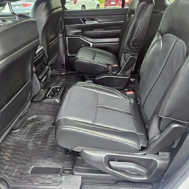 Used 2024 Jeep Wagoneer Series II AWD/4WD image 18