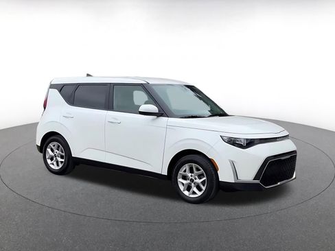 Used 2025 Kia Soul LX w/ LX Technology Package FWD image 2