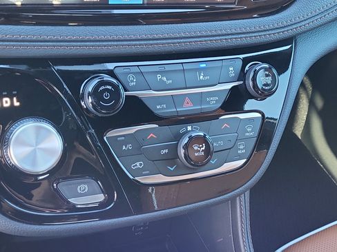 New 2026 Chrysler Pacifica Pinnacle image 16