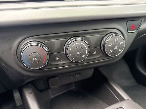 Certified 2024 Chevrolet Trax RS w/ Sunroof Package image 30