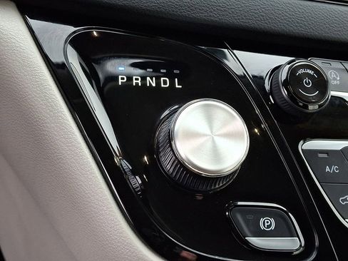 Certified 2024 Chrysler Pacifica Touring-L image 22