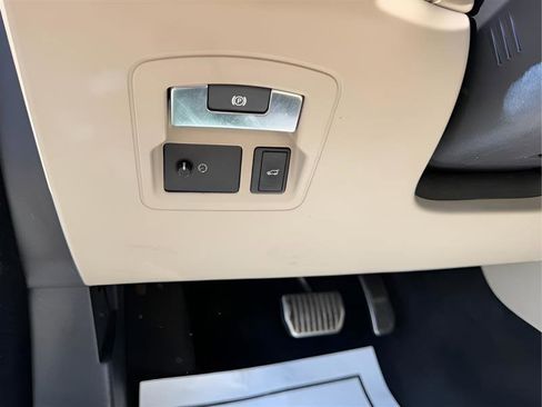 Used 2018 Land Rover Range Rover Velar R-Dynamic SE image 26