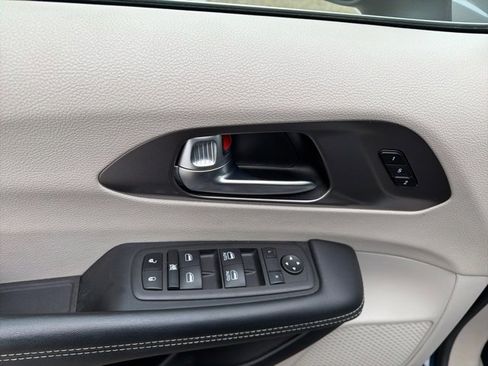 Used 2023 Chrysler Pacifica Touring-L image 26