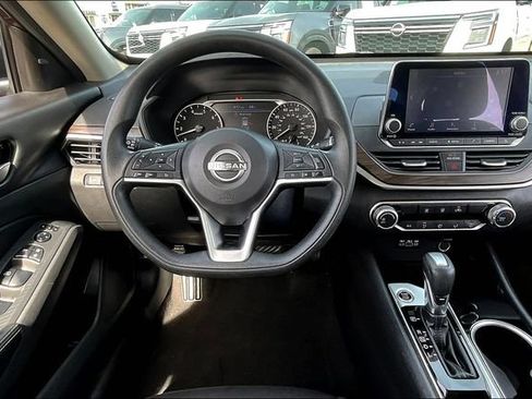 Used 2024 Nissan Altima 2.5 SV FWD image 8