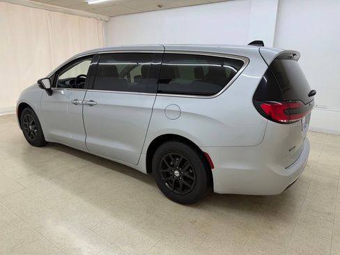 Used 2024 Chrysler Pacifica Touring-L FWD image 3