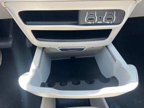 Used 2023 Chrysler Pacifica Touring-L FWD image 15