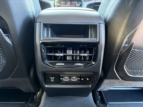 Used 2023 Jeep Grand Cherokee Limited image 18