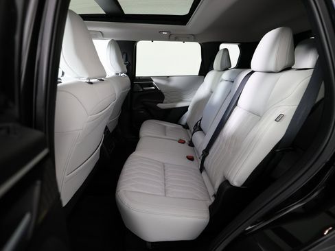 Used 2025 Mitsubishi Outlander AWD image 15