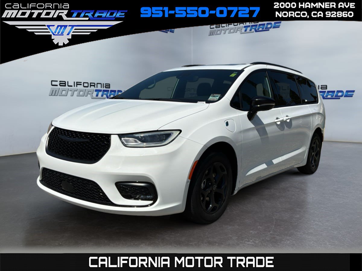 Used 2025 Chrysler Pacifica Premium FWD image 1