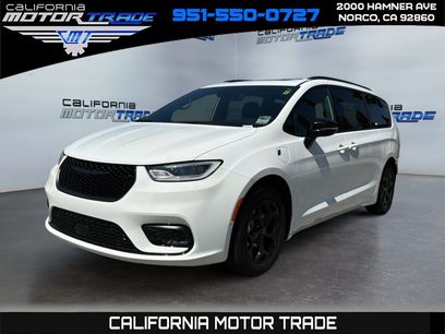 Used 2025 Chrysler Pacifica Premium