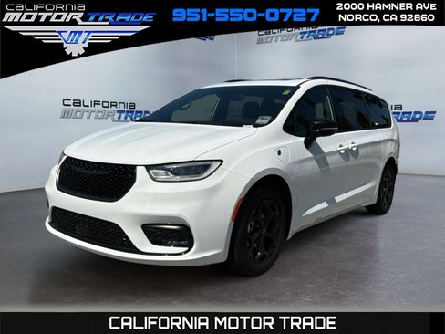 Used 2025 Chrysler Pacifica Premium FWD image 1