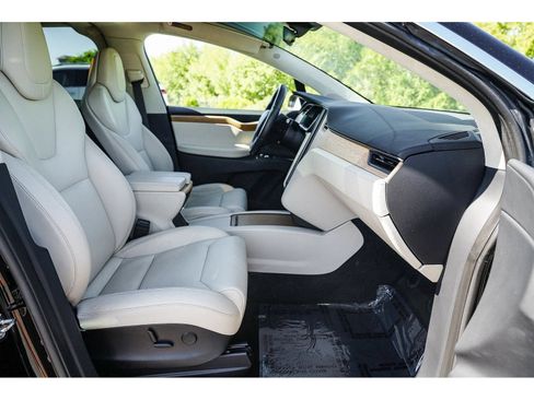 Used 2018 Tesla Model X 75D AWD/4WD image 16