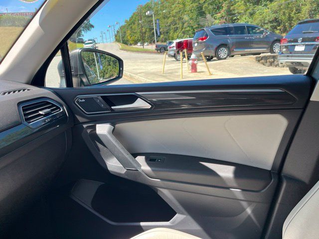 Used 2018 Volkswagen Tiguan SEL Premium FWD image 31