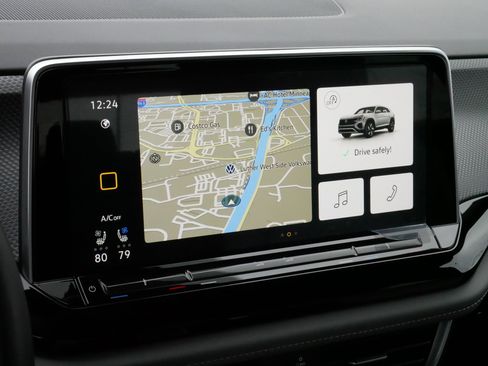 Certified 2025 Volkswagen Atlas Cross Sport SEL R-Line image 22