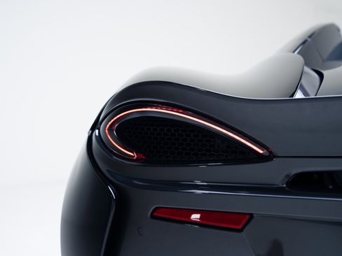 Used 2019 McLaren 570S Spider image 27