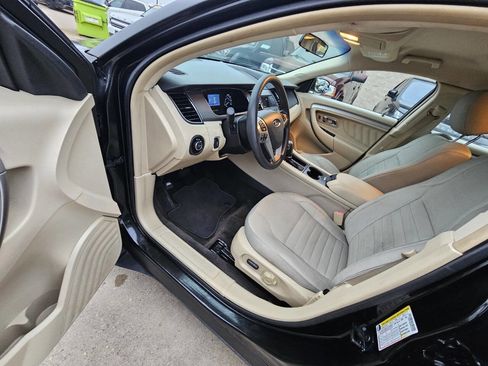 Used 2015 Ford Taurus SE image 8