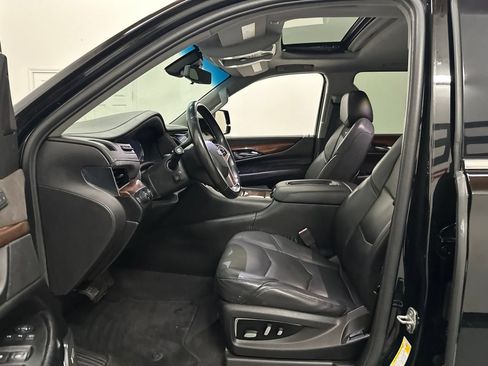 Used 2019 Cadillac Escalade ESV Luxury AWD/4WD image 29