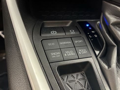 Used 2025 Toyota RAV4 LE AWD/4WD image 32
