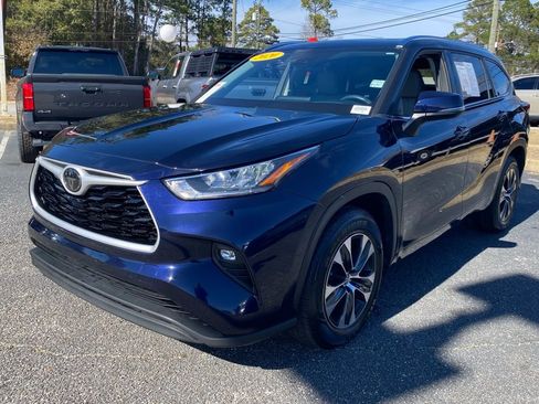 Used 2020 Toyota Highlander XLE image 2