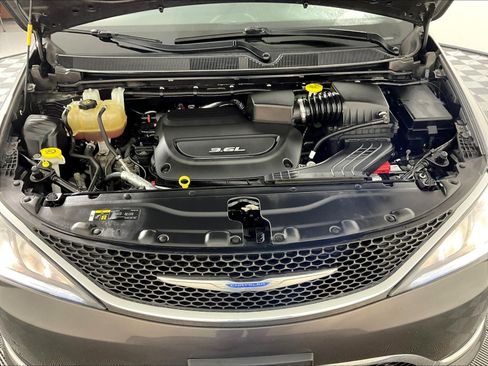 Used 2018 Chrysler Pacifica Touring-L Plus FWD image 30