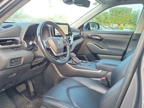 Used 2023 Toyota Highlander XLE FWD image 19